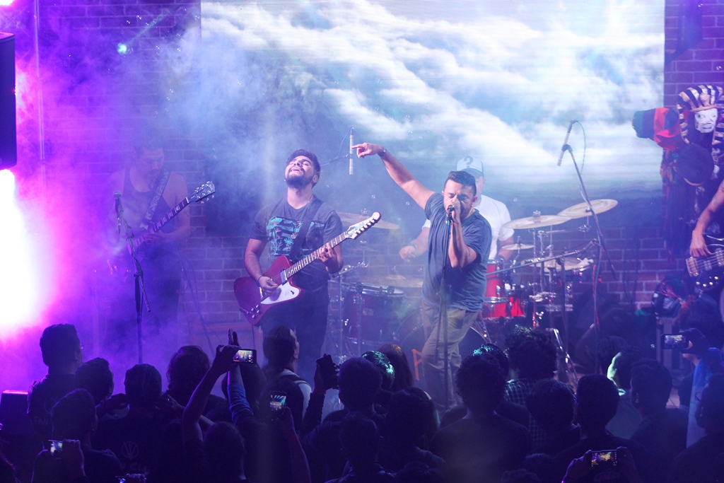 Viernes Verde interpretó la canción Abrazar la niebla junto al fan Hugo Flores. (Foto Prensa Libre: Keneth Cruz)