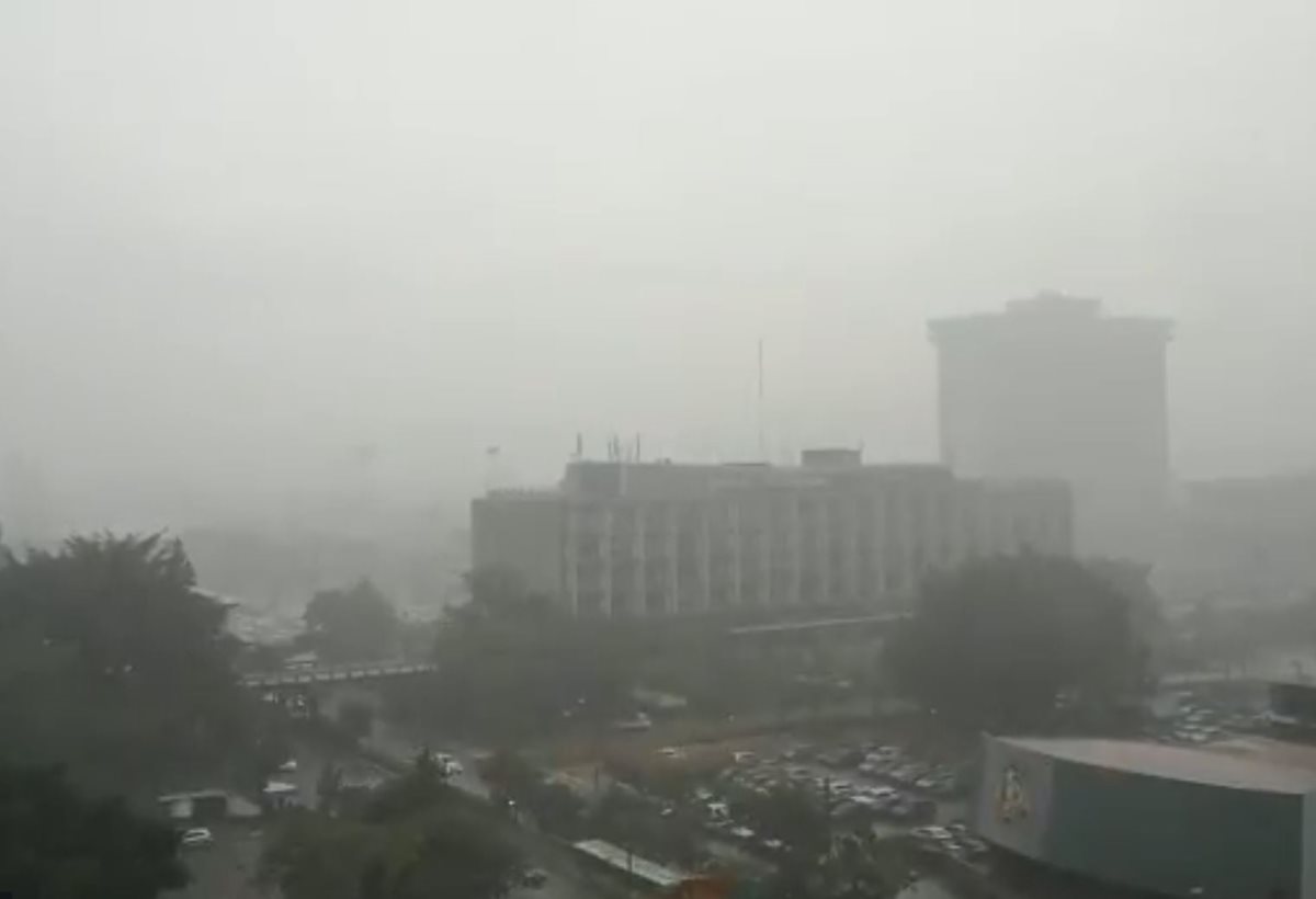 Lluvia acompañada de fuerte actividad eléctrica azotó la ciudad capital este miércoles. (Captura de video/Twitter/@Lared1061)