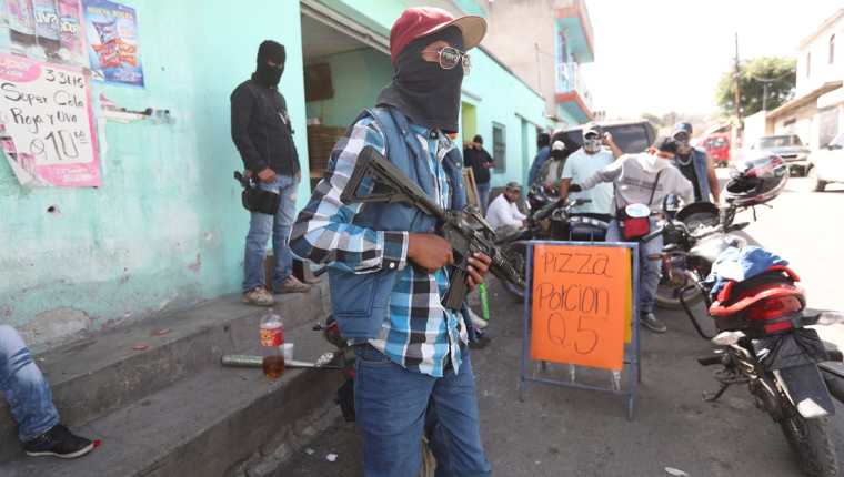 Hombres armados con fusiles de asalto vigilan las calles de Bárcenas, Villa Nueva. (Foto Prensa Libre: Érick Ávila)