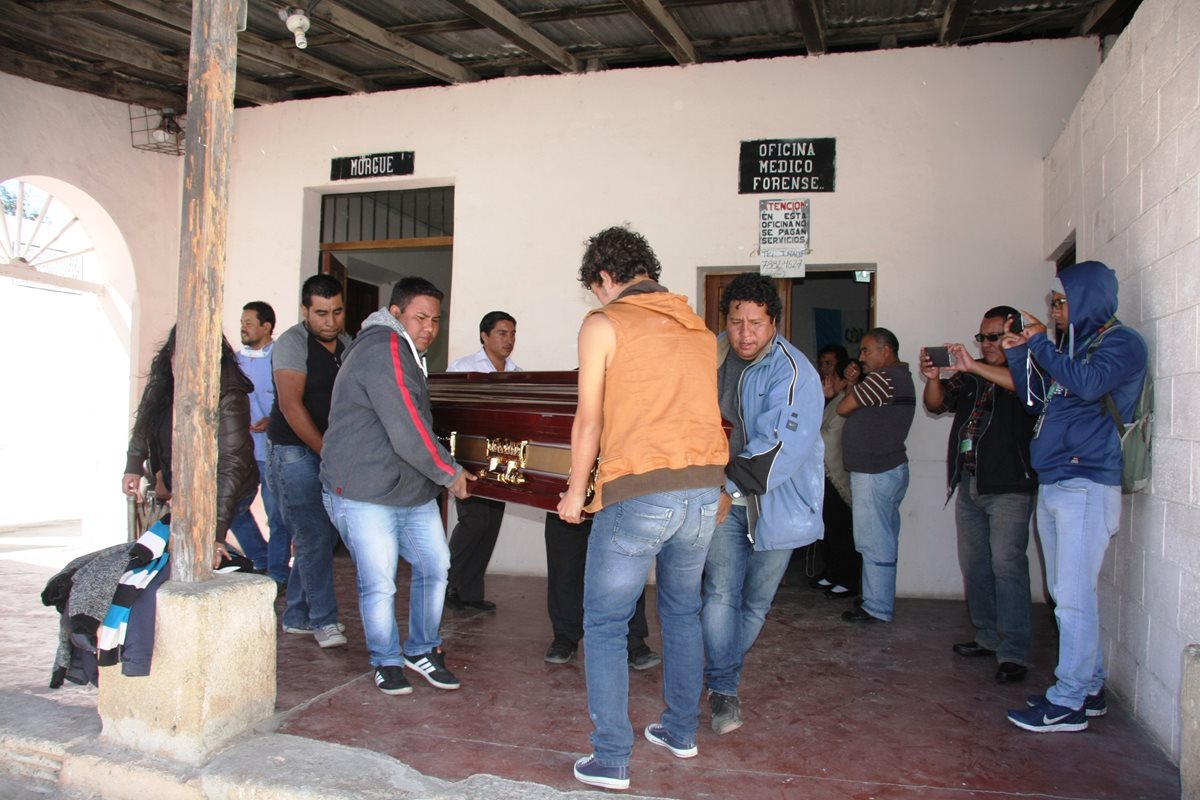 Familiares de Francisco Javier Velásquez González trasladan el cuerpo a San Bartolomé Becerra, Antigua Guatemala, donde será velado e inhumado. (Foto Prensa Libre: Renato Melgar)