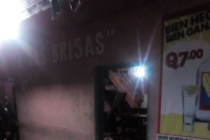 Expendio de licores en Morales, Izabal, donde cuatro hombres murieron en un ataque armado. (Foto Prensa Libre:)