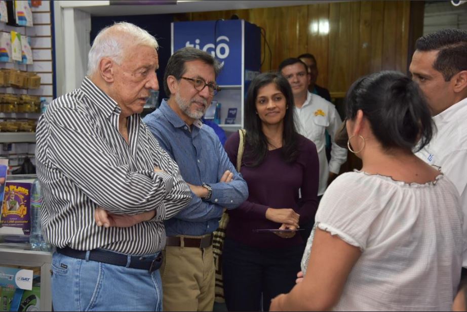 El embajador Luis Arreaga (centro) se reunió con Mario López y representantes de la Fundación Tigo durante un recorrido para conocer acerca de los programas de nanocréditos. (Foto: Embajada de EE. UU.)