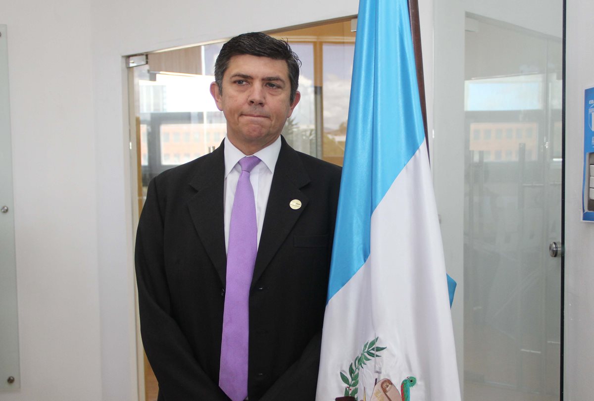 Estuardo Rodríguez durante su juramentación como presidente de la Federación de Ciclismo. (Foto Prensa Libre: Cortesía FedeCiclismo)