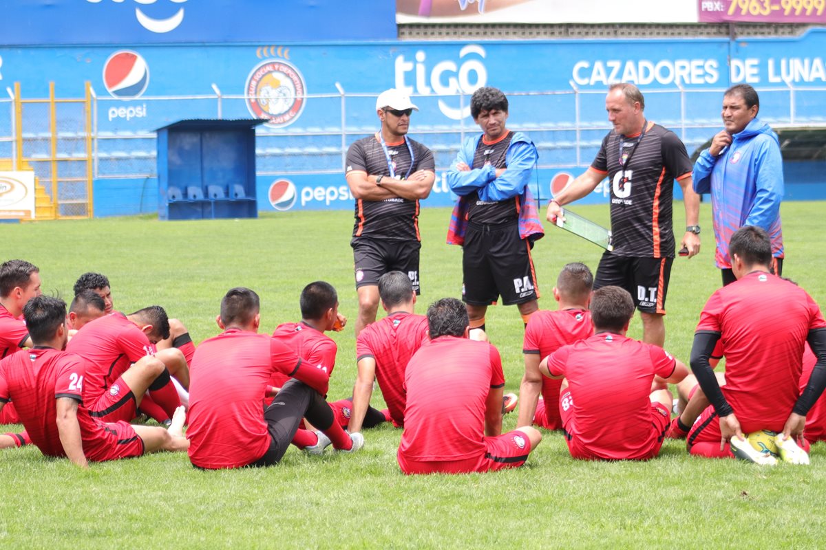 El técnico Ramiro Cepeda hará rotaciones de jugadores para disputar los cuatro juegos que tendrá Xelajú en menos de dos semanas. (Foto Prensa Libre: Raúl Juárez)