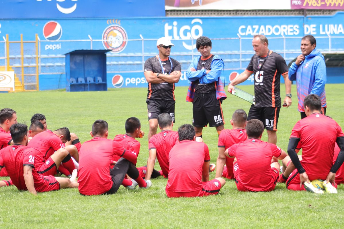 El técnico Ramiro Cepeda hará rotaciones de jugadores para disputar los cuatro juegos que tendrá Xelajú en menos de dos semanas. (Foto Prensa Libre: Raúl Juárez)
