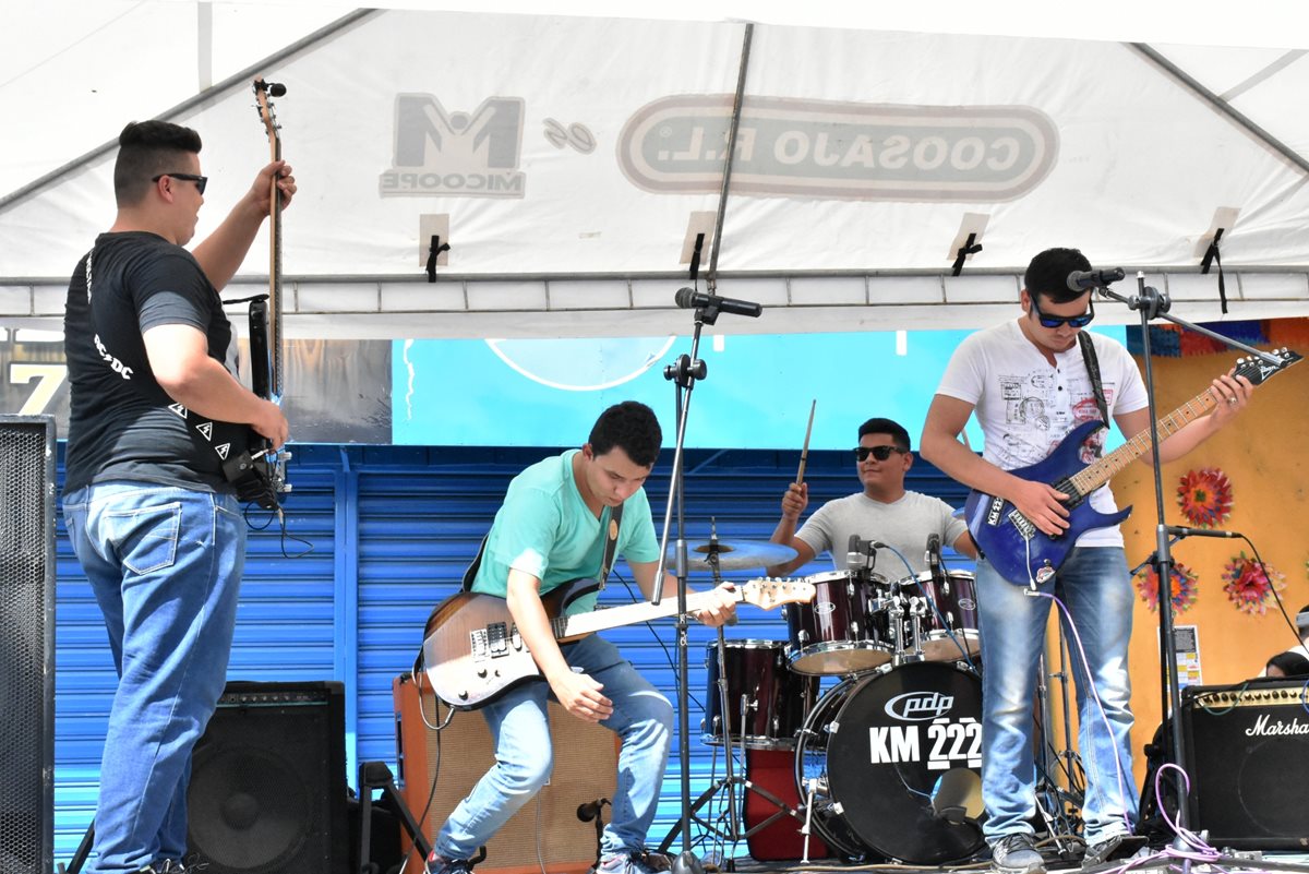 El grupo musical KM 222 recuperó dos de los tres instrumentos que les fueron robados. (Foto Prensa Libre: Mario Morales)