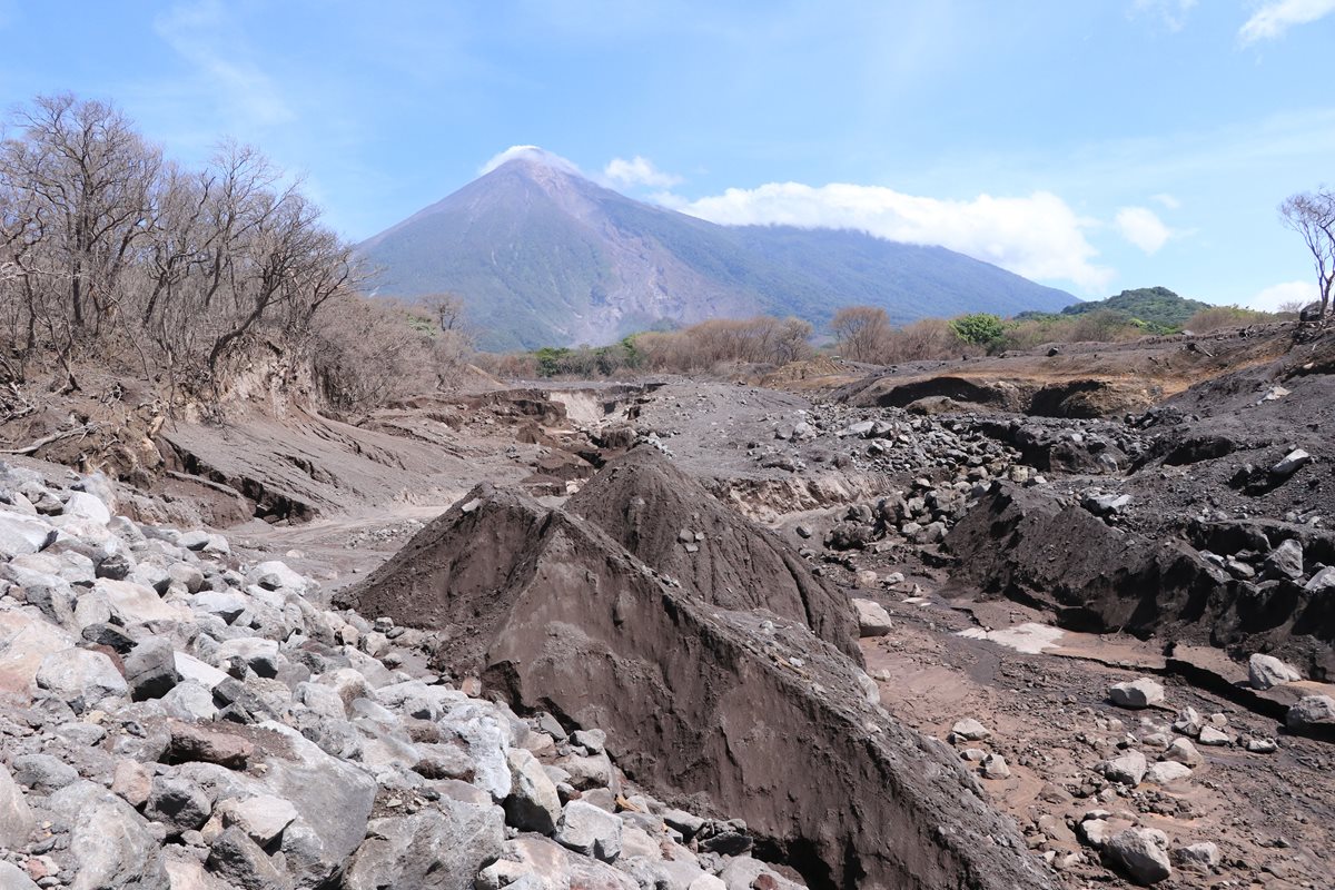 Gran cantidad de material volcánico fue arrastrado el domingo luego de las lluvias que azotaron la zona montañosa del Volcán de Fuego. (Foto Prensa Libre: Enrique Paredes)