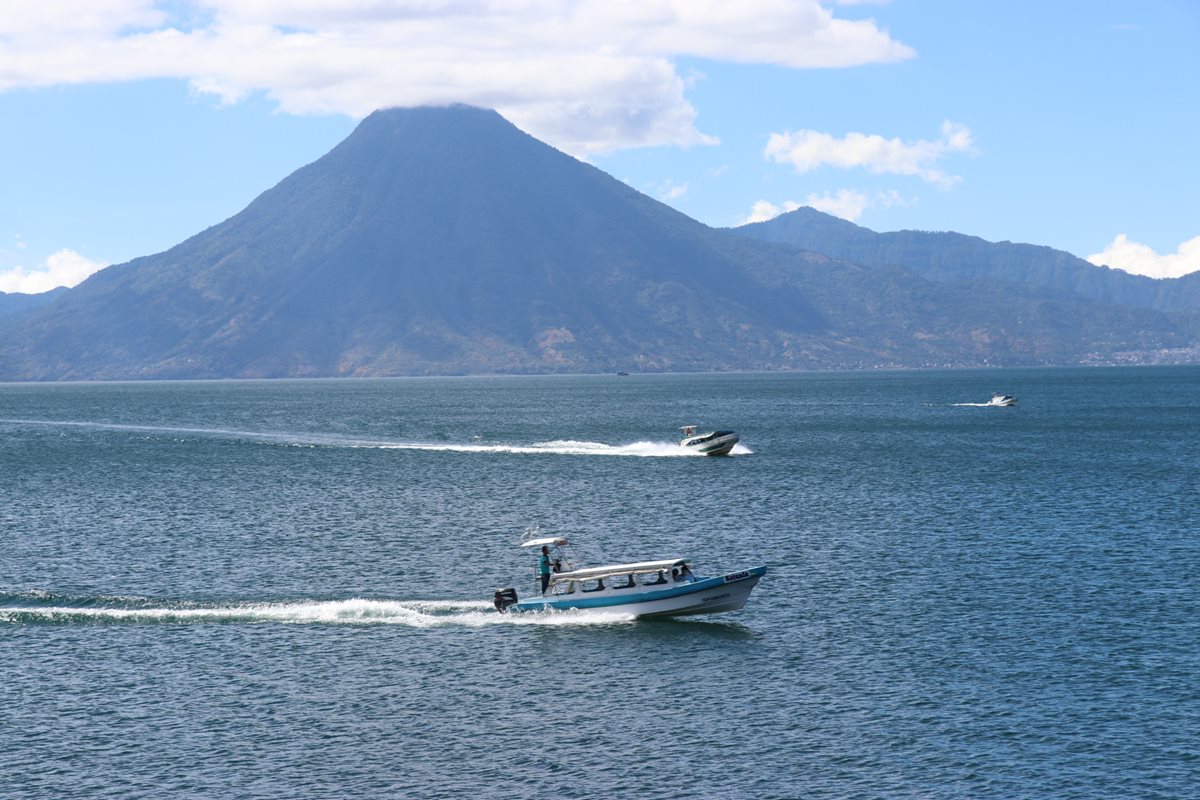 Debido a los cinco fines de semana largos por feriados en Guatemala en el 2019 el Inguat espera un aumento en el turismo interno. Uno de los destinos más visitados será la Cuenca del Lago de Atitlán. (Foto Prensa Libre: Hemeroteca)