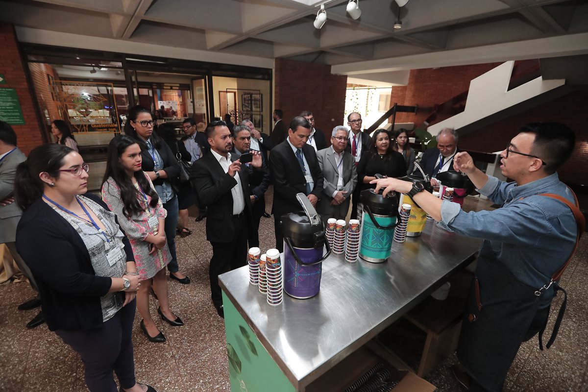 Delegados de varias instituciones públicas y privadas de Centroamérica discutieron ayer en Anacafé estrategias para enfrentar la crisis de precios internacionales del café. (Foto Prensa Libre: Juan Diego González)