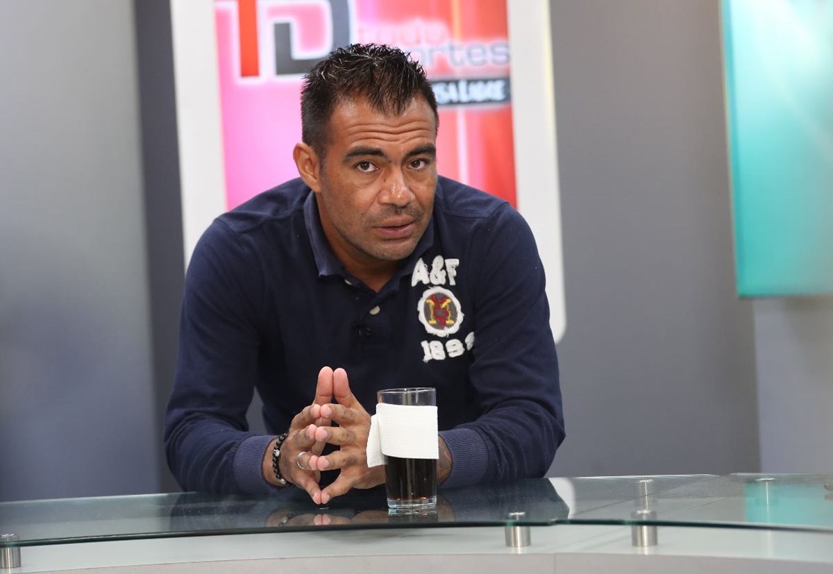 Paulo César Motta no permitió que el balón ingresara a su arco ayer en el duelo frente a Antigua GFC. (Foto Prensa Libre: Francisco Sánchez)