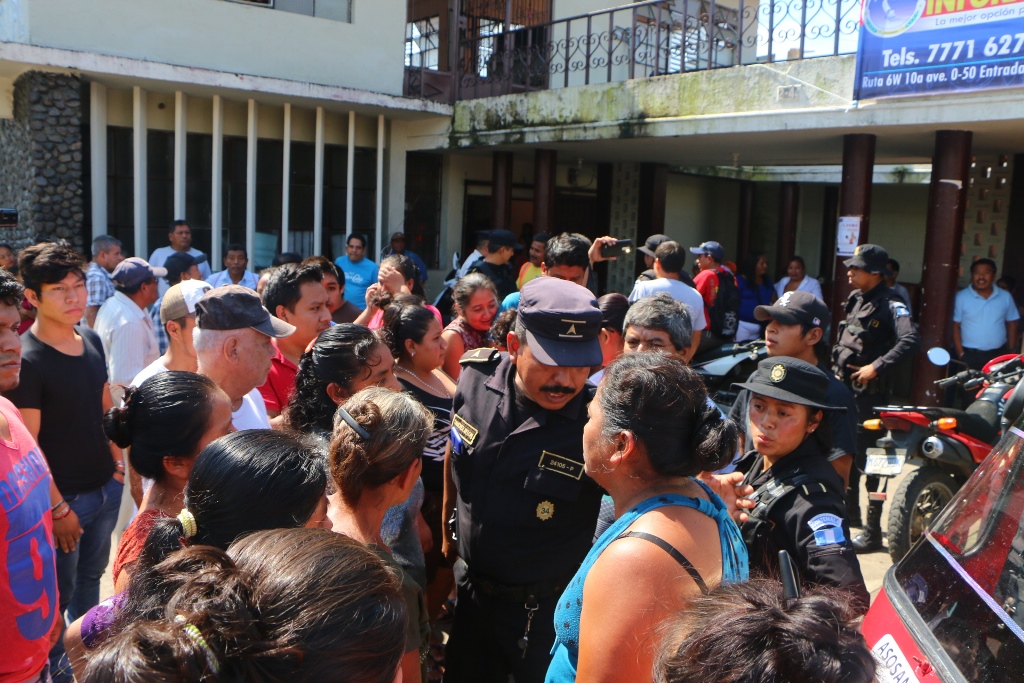 Agentes de la PNC dialogan con manifestantes frente a la comuna de San Felipe, Retalhuleu. (Foto Prensa Libre: Rolando Miranda).