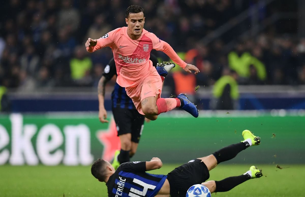 El brasileño Coutinho sufrió una lesión en la pierna derecha y estará fuera máximo tres semanas. (Foto Prensa Libre: AFP).