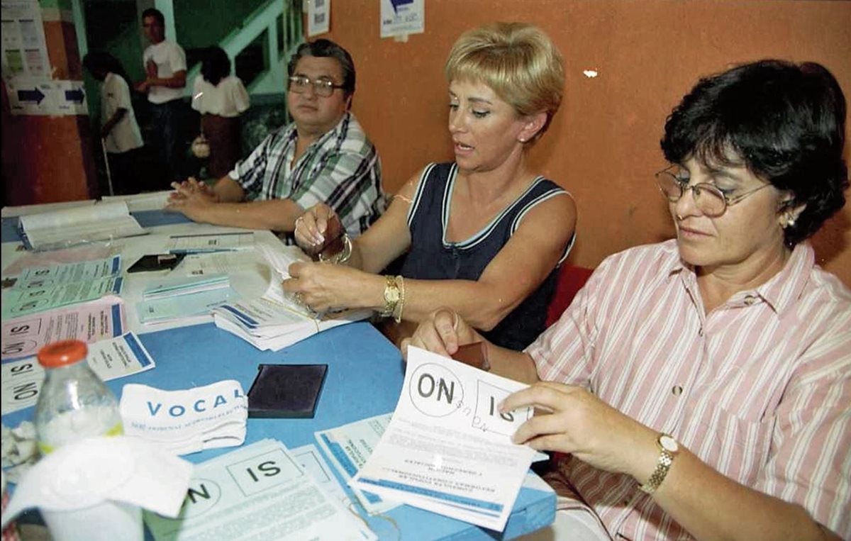 El intento de reformar la  Constitución que más lejos llegó ocurrió en 1999, pero se rechazó en consulta popular. (Foto Prensa Libre: HemerotecaPL)