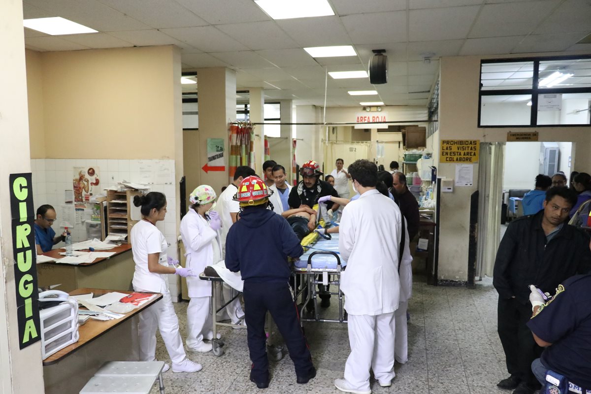 Uno de los heridos en ataque armado en Sacatepéquez, cuando es ingresado al hospital. Foto Prensa Libre: Renato Melgar.