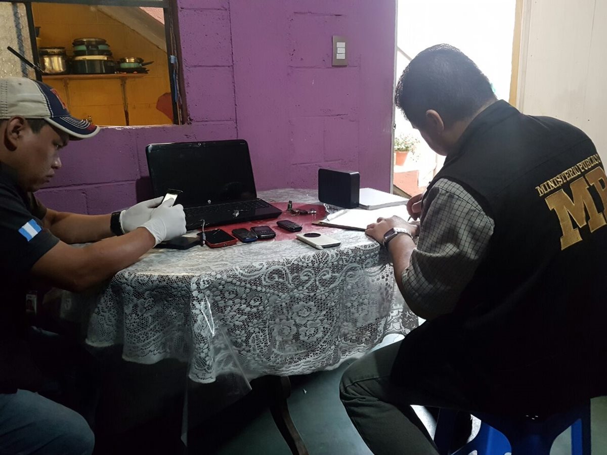 Peritos del MP efectúan revisión en aparatos localizados en viviendas de Mixco y Villa Nueva. (Foto Prensa Libre: MP)