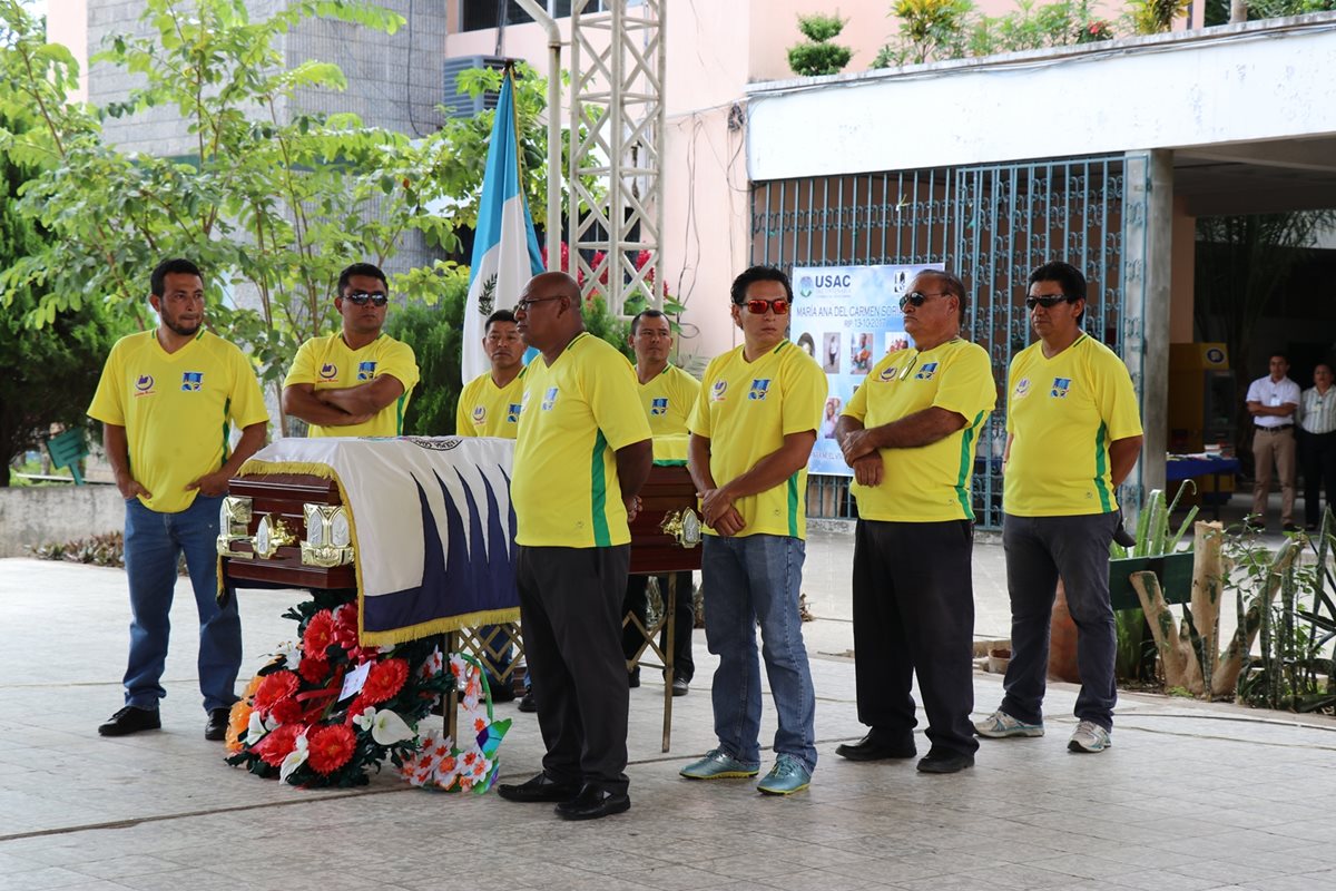 El homenaje póstumo se llevó a cabo en la sede del Cunori. (Foto Prensa Libre: Mario Morales)