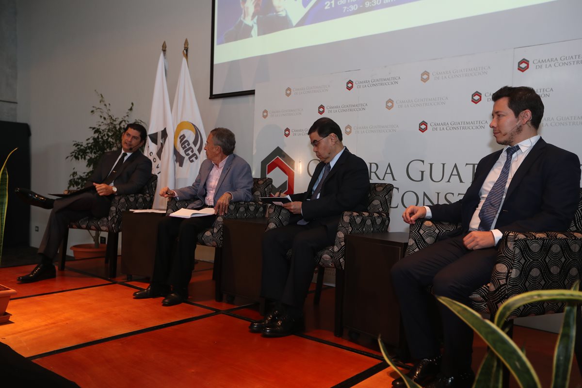 Los escenarios políticos y económicos fueron abordados en un foro que realizó la Cámara Guatemalteca de la Construcción, donde se confirmó que el sector esta en una recuperación para este año. (Foto Prensa Libre: Óscar Rivas Pú)