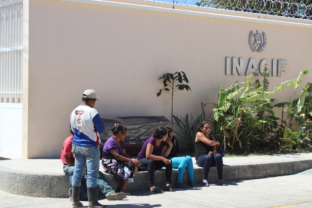 Los cadáveres de los pilotos fueron trasladados a la morgue de Jutiapa. (Foto Prensa Libre: Óscar González).