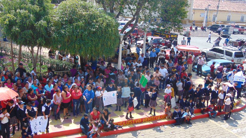 Pobladores manifiestan frente a la comuna de Chiantla para pedir servicio de agua. (Foto Prensa Libre: Mike Castillo).