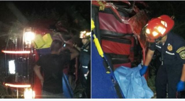Los socorristas cubren el cadáver del conductor que pereció en el lugar. (Foto Prensa Libre: Asonbomd)