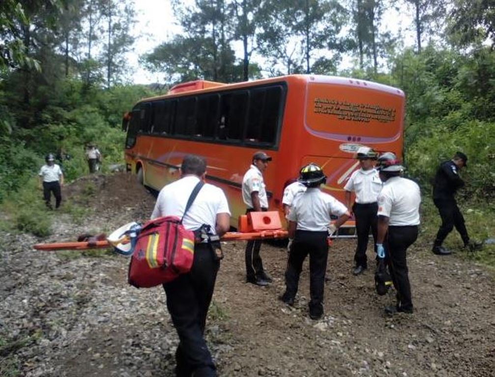 Bus accidentado en la ruta hacia Antigua Guatemala. (Foto Prensa Libre: Bomberos Voluntarios).