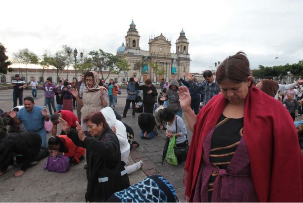 Iglesias y grupos de vecinos han hecho concentraciones y caminatas por la paz y el cese de la violencia. (Foto Prensa Libre: Hemeroteca PL)