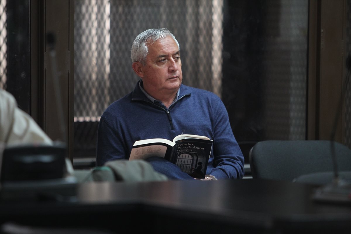 El expresidente Otto Pérez Molina aprovecha para leer un libro durante una de las audiencias del Caso "La Línea" (Foto Prensa Libre: Érick Ávila).