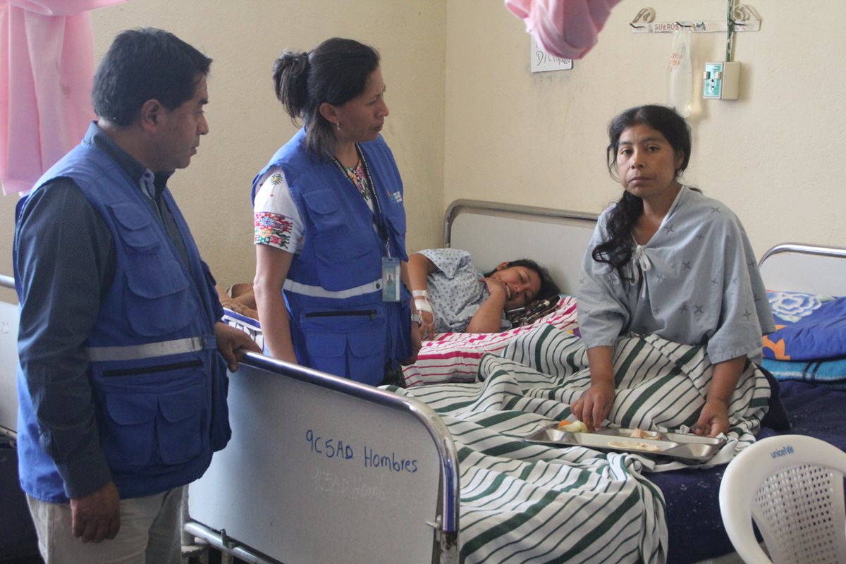 Representantes de la PDH visitaron el Hospital Nacional de Sololá para conocer los problemas que afronta. (Foto Prensa Libre: Ángel Julajuj)