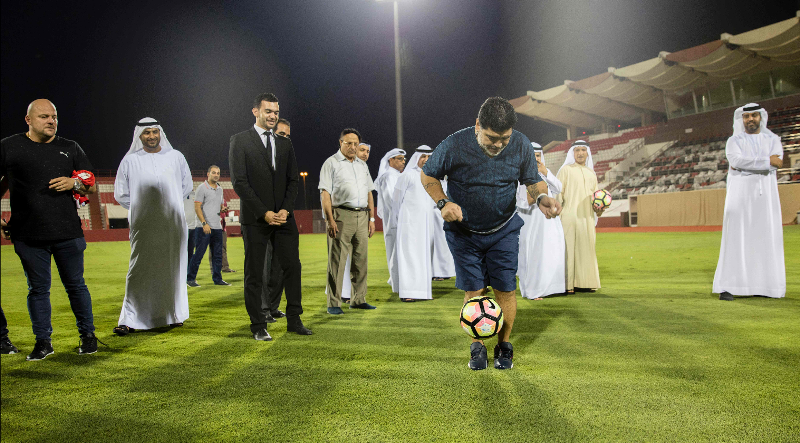 Diego Armando Maradona volverá a dirigir un club después de cinco años. Es la sensación en los Emiratos Árabes Unidos. (Foto Prensa Libre: AFP)
