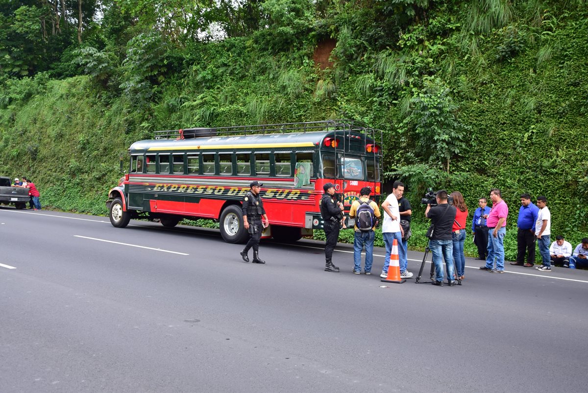 Autobús en el que murió baleado un pasajero en el km 49 de la autopista Palín - Escuintla. (Foto Prensa Libre: Carlos E. Paredes)