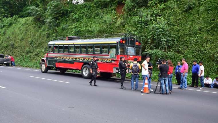 Autobús en el que murió baleado un pasajero en el km 49 de la autopista Palín - Escuintla. (Foto Prensa Libre: Carlos E. Paredes)