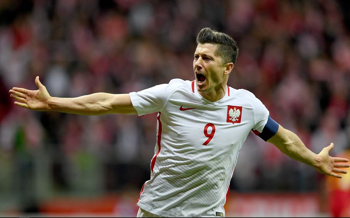 Robert Lewandowski celebra el gol que significó la clasificación al Mundial. (Foto Prensa Libre: AFP)