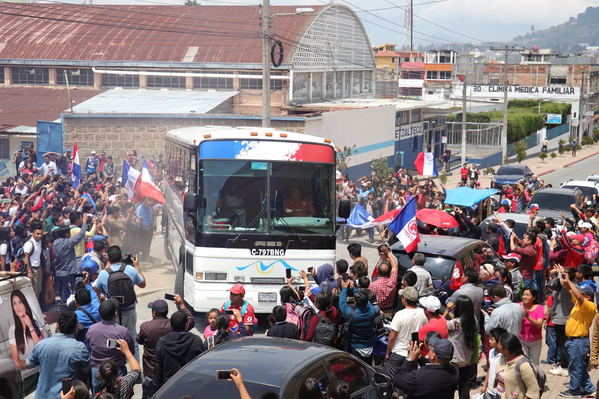 Los aficionados de Xelajú MC despidieron con una fiesta a su equipo, que inició su viaje con destino a Guastatoya. (Raúl Juárez)