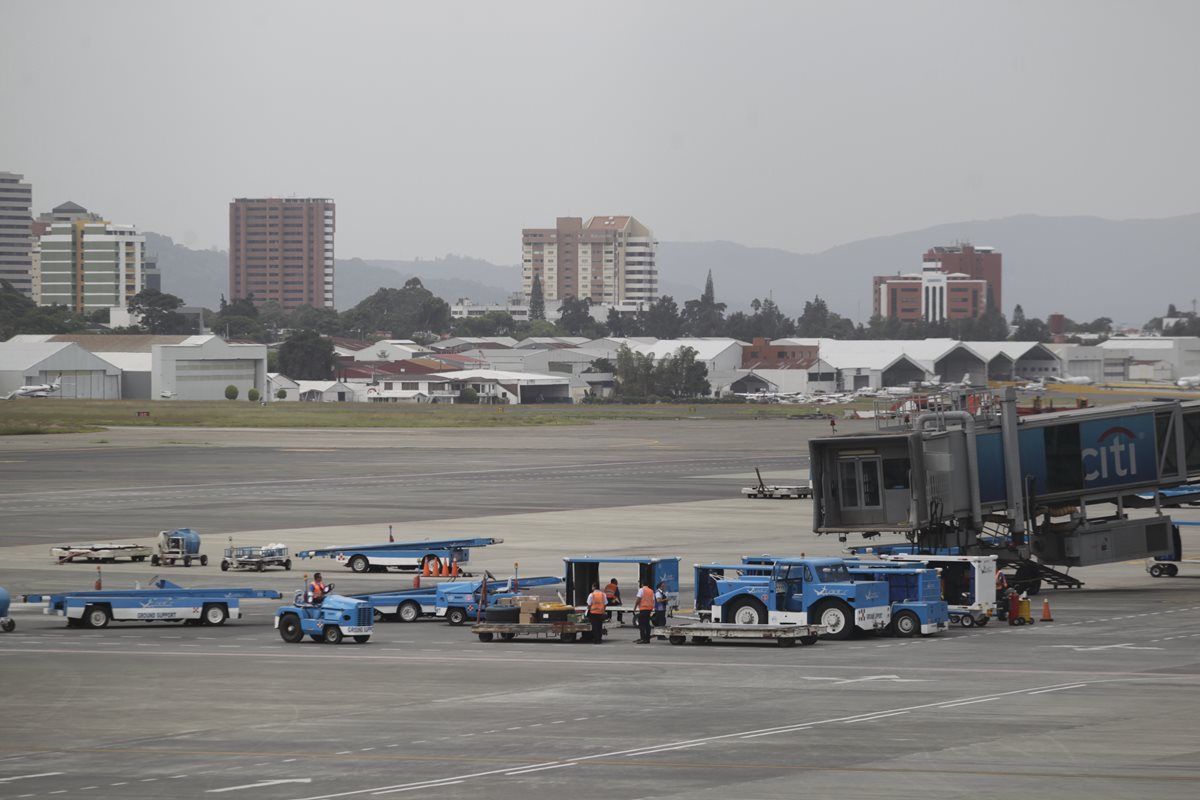 El legislador fue detenido por varias en el Aeropuerto Internacional La Aurora. (Foto Prensa Libre: Hemeroteca)
