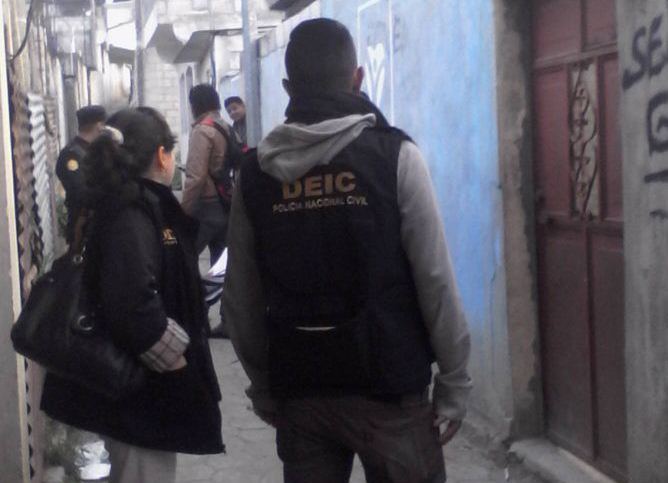 Agentes de la PNC resguardan inmuebles durante allanamientos en Quetzaltenango (Foto Prensa Libre: PNC)