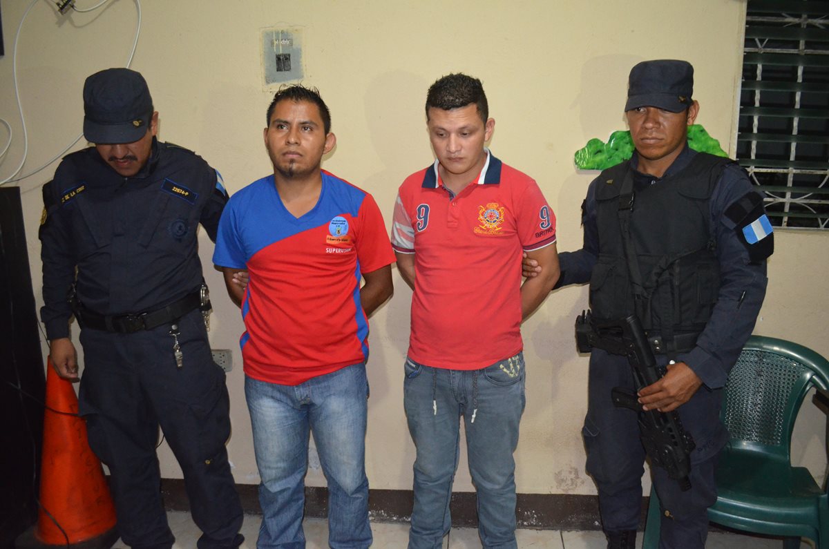 Dos capturados en la cabecera de Retalhuleu son señalados de haber amenazado de muerte a una mujer. (Foto Prensa Libre: Jorge Tizol)