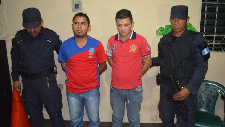 Dos capturados en la cabecera de Retalhuleu son señalados de haber amenazado de muerte a una mujer. (Foto Prensa Libre: Jorge Tizol)