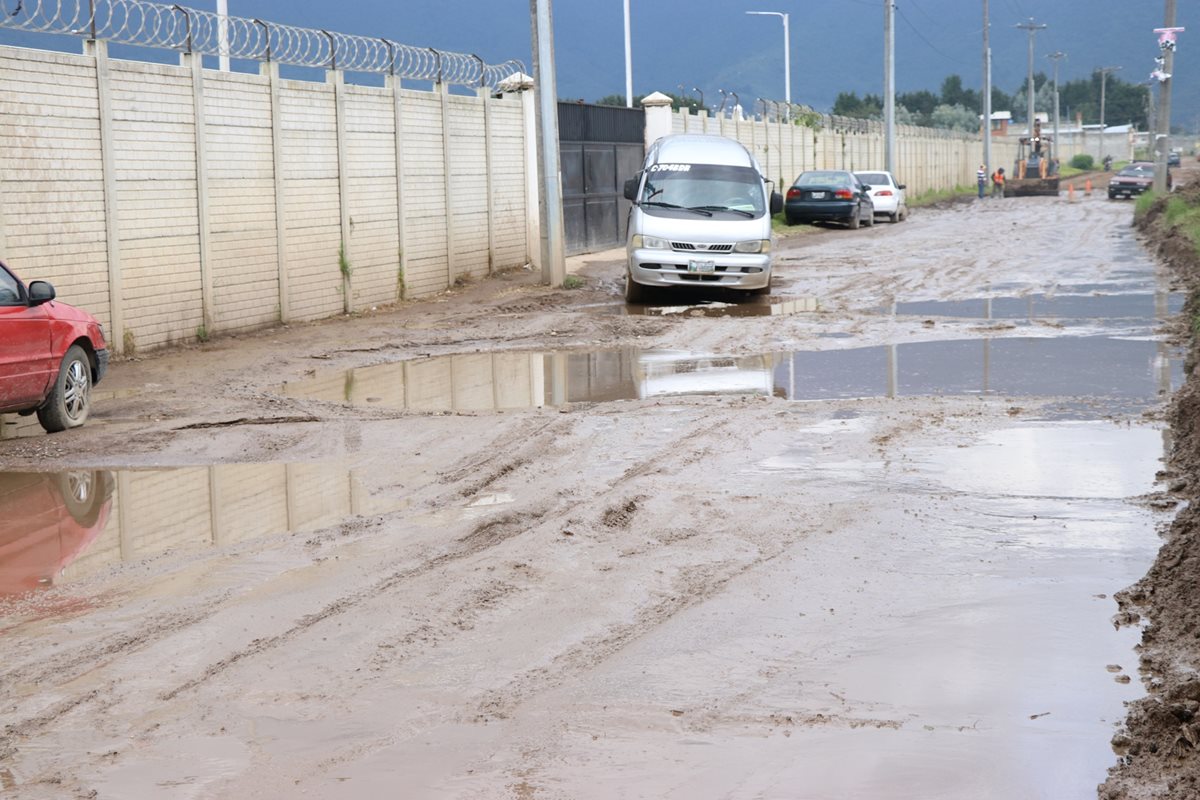 Vehículos deben utilizar la 41 avenida de la zona 8 de Quetzaltenango como ruta alterna, por socavamiento causado por daños en el sistema de drenajes. (Foto Prensa Libre: María José Longo)