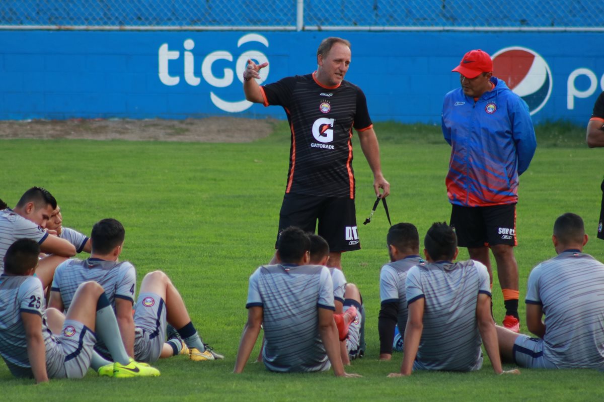 El técnico Ramiro Cepeda confía en que su equipo pueda remontar el marcador el próximo miércoles en el juego de vuelta ante San Pedro. (Prensa Libre: Raúl Juárez)