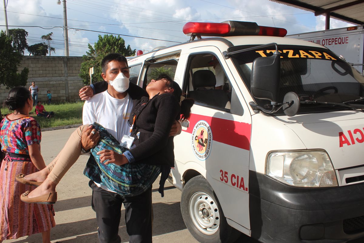 Una de las afectadas es trasladada por un socorrista al Hospital Nacional de Chimaltenango. (Foto Prensa Libre:Víctor Chamalé)