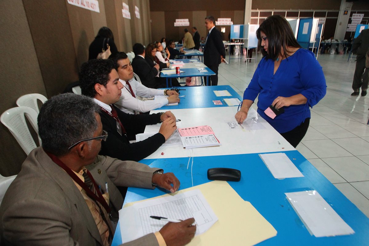 Abogados votan por los magistrados a la CC. (Foto Prensa Libre: Hemeroteca PL)