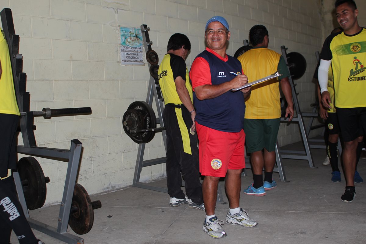 El Técnico del Deportivo Marquense, Ulises Sosa, toma nota antes de comenzar el entrenamiento en el gimnasio. (Foto Prensa Libre: Aroldo Marroquín)