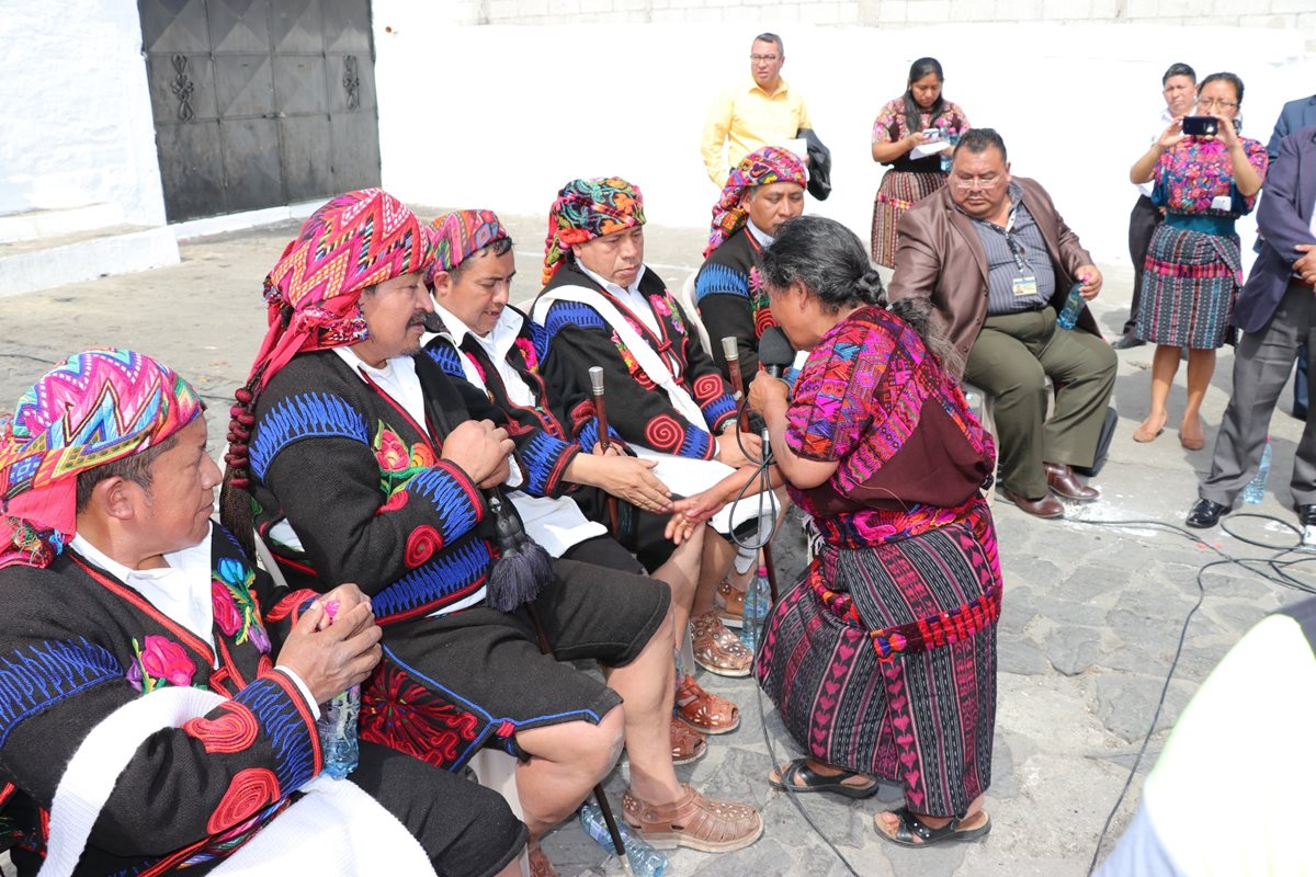 Sebastiana Morales pide perdón a las autoridades indígenas de Chichicastenango. (Foto Prensa Libre: Héctor Cordero)