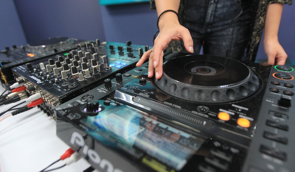 Para las DJ el ambiente comenzó a tomar auge hace una década. (Foto Prensa Libre: Esbin García).