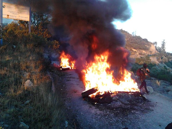 Barricadas con neumáticos incendiados fueron colocadas en caminos de Ixchiguán, San Marcos. (Foto Prensa Libre: Ejército de Guatemala)