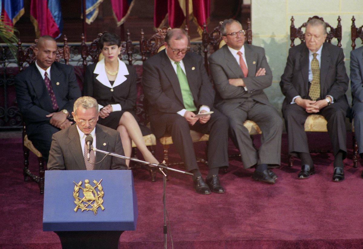 Funcionarios de Estado y lideres de la guerrilla el 29 de diciembre de 1996 en el acto de la firma de la paz, luego de 36 años de conflicto. (Foto Prensa Libre: Hemeroteca PL)