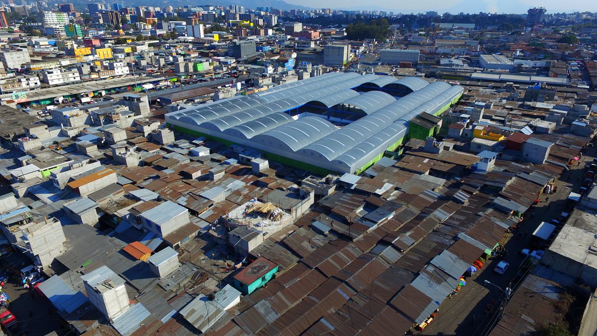 Vista aérea del área remodelada del mercado La Terminal, luego del incendio ocurrido en 2014. (Foto Prensa Libre: Álvaro Interiano)