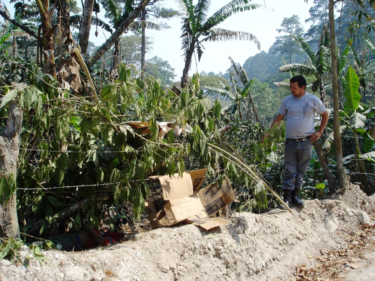 Fiscales del Ministerio Público hallaron seis casquillos calibre 22, los cuales serán analizados en un laboratorio del Inacif. (Foto Prensa Libre: Mario Morales)