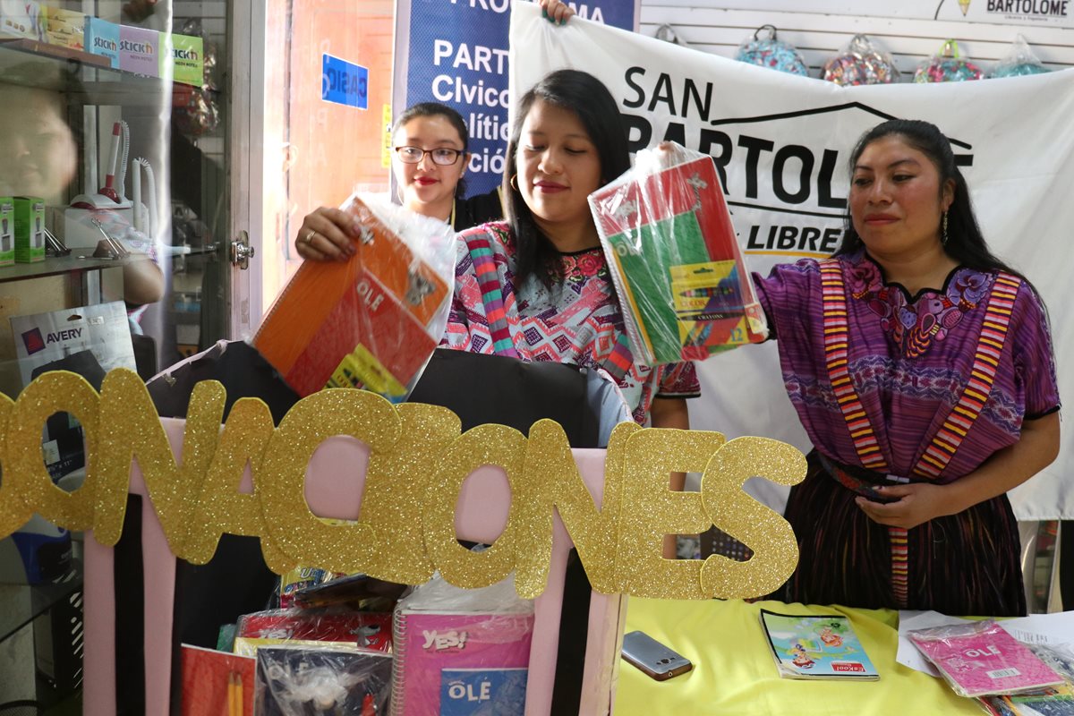 Desde este martes se instalaron buzones especiales en tres agencias de Librería San Bartolomé, en la ciudad de Quetzaltenango. (Foto Prensa Libre: Raúl Juárez)