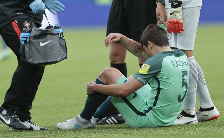 Raphael Guerreiro podrá seguir en la Copa Confederaciones con Portugal porque su lesión no es tan grave. (Foto Prensa Libre: AP)